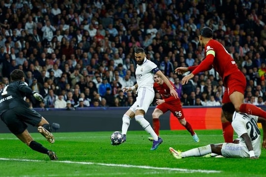 Benzema tiễn Liverpool rời Champions League