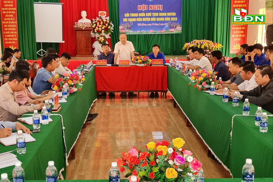 Chủ tịch UBND huyện Đắk Glong đối thoại với thanh niên