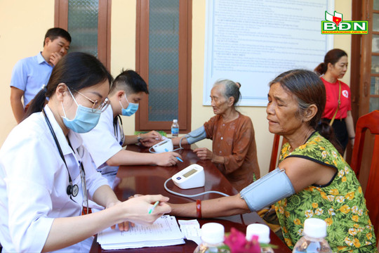 Khám, cấp thuốc miễn phí cho 1000 người dân khó khăn ở Đắk Nông