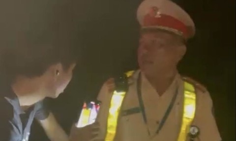 Bắt tài xế "thông chốt" kiểm soát, giật bảng tên CSGT