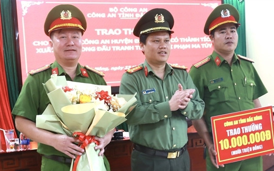 Khen thưởng Công an huyện Đắk Glong triệt phá vụ ma túy lớn