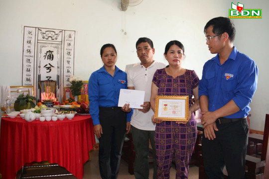 Truy tặng Huy hiệu Tuổi trẻ dũng cảm cho anh Nguyễn Văn Hoàng Long