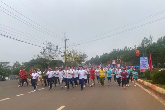 Đồng chí Lưu Văn Trung dự Ngày chạy Olympic toàn dân và Giải việt dã tỉnh Đắk Nông