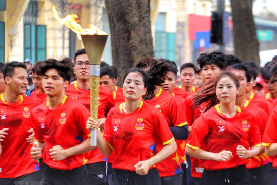 Hình ảnh lễ rước đuốc SEA Games 32 và ASEAN Para Games 12 tại Hà Nội