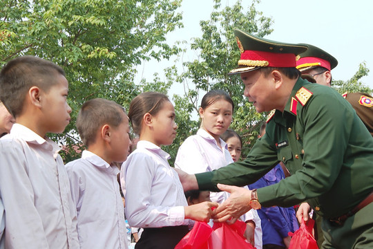 Bộ Quốc phòng Việt Nam tặng quà nhân dân biên giới nước bạn Lào