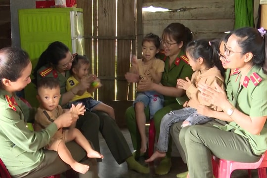 Những người mẹ đỡ đầu mang quân phục Công an