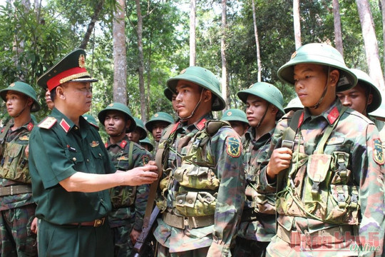 Tư lệnh Quân khu kiểm tra công tác QP, QSĐP tại Đắk Nông