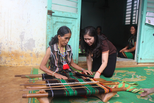 Khôi phục nghề dệt truyền thống gắn bảo tồn, phát huy các giá trị văn hóa