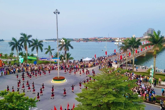 Quảng Bình: Đặc sắc lễ hội diễu hành đường phố Đồng Hới