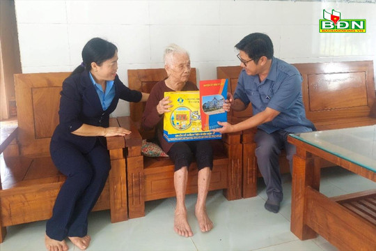 Lãnh đạo huyện Đắk R’lấp thăm Mẹ Việt Nam Anh hùng Hoàng Thị Khiết