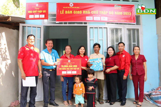 Bàn giao nhà “Chữ thập đỏ” cho gia đình khó khăn ở huyện Cư Jút