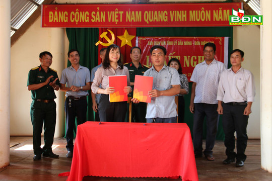 Ban Dân vận Tỉnh ủy Đắk Nông kết nghĩa với bon Điêng Đu