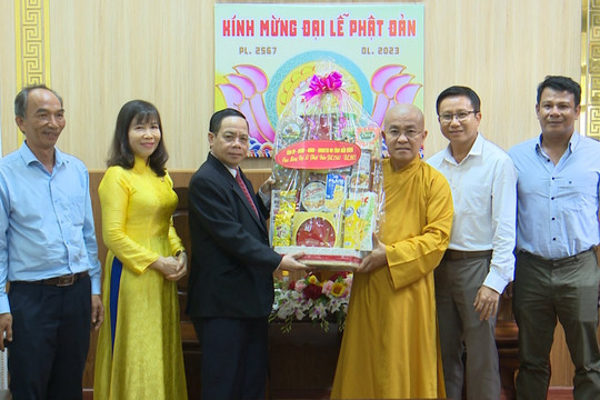 Đồng chí Điểu K’Ré thăm, chúc mừng Đại lễ Phật đản 2023
