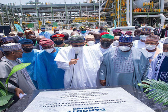 Nigeria vận hành nhà máy lọc dầu lớn nhất châu Phi