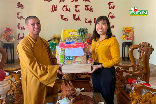 Ban Dân vận Tỉnh ủy Đắk Nông thăm, chúc mừng Đại lễ Phật đản tại Đắk Song