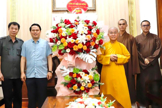 Lãnh đạo Công an tỉnh Đắk Nông chúc mừng Đại lễ Phật đản 2023