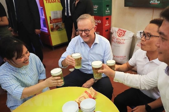 Hình ảnh Thủ tướng Australia Anthony Albanese trong quán ăn ở Hà Nội