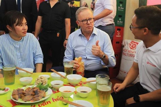 Thủ tướng Australia Anthony Albanese uống bia hơi, ăn bánh mỳ Hà Nội