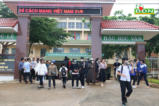Hơn 800 thí sinh hoàn thành Kỳ thi tuyển sinh vào lớp 10 Trường THPT Chuyên Nguyễn Chí Thanh
