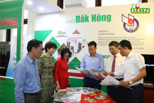 Đại biểu tham quan gian hàng báo chí tại Lễ gặp mặt và trao Giải Báo chí tỉnh Đắk Nông lần thứ VII