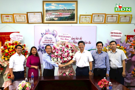 Các cơ quan, đơn vị chúc mừng Báo Đắk Nông nhân 98 năm Ngày Báo chí cách mạng Việt Nam