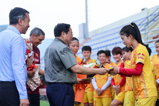 Thủ tướng: Tạo điều kiện tốt nhất cho các 'cô gái kim cương' tranh tài tại World Cup