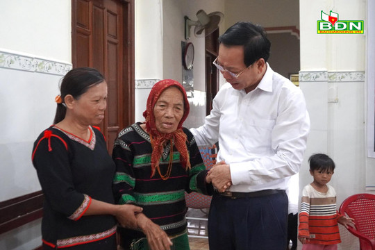 Đồng chí Ngô Thanh Danh thăm, tặng quà người có công tại huyện Krông Nô