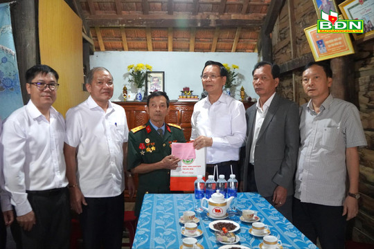 Bí thư Tỉnh ủy Ngô Thanh Danh thăm, tặng quà người có công