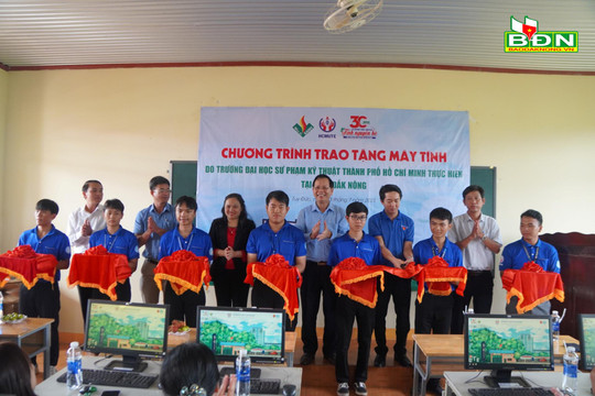 Đồng chí Ngô Thanh Danh thăm, tặng quà sinh viên tình nguyện Mùa hè xanh tại Tuy Đức
