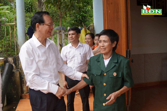 Đồng chí Ngô Thanh Danh thăm, tặng quà người có công tại TP. Gia Nghĩa