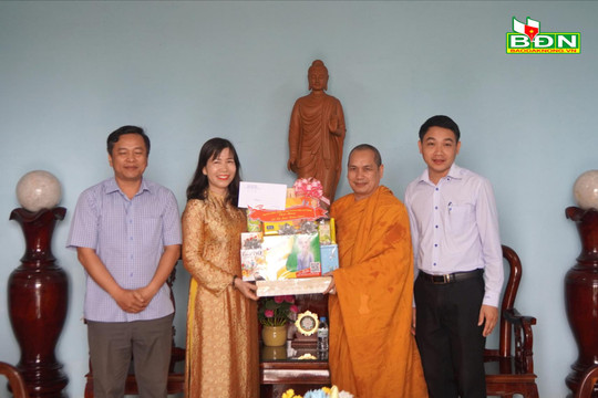 Đồng chí Hà Thị Hạnh, Trưởng Ban Dân vận Tỉnh ủy Đắk Nông chúc mừng Lễ Vu Lan năm 2023