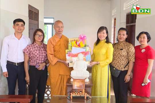  Trưởng Ban Dân vận Tỉnh ủy Đắk Nông Hà Thị Hạnh chúc mừng Tịnh xá Ngọc Thiền