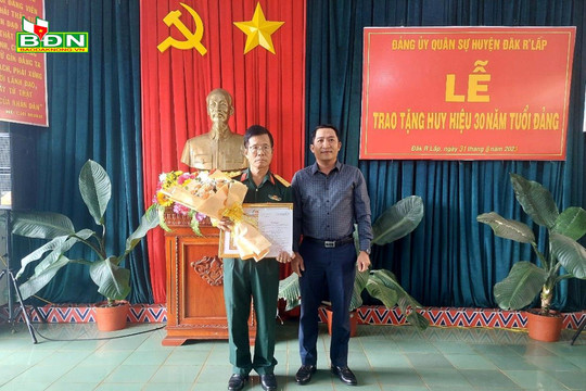 15 đảng viên ở huyện Đắk R’lấp được trao tặng Huy hiệu Đảng 