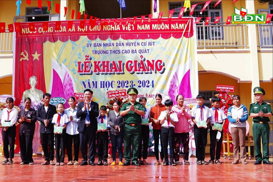 Trao tặng hơn 200 suất học bổng cho học sinh vùng biên giới ở Đắk Nông