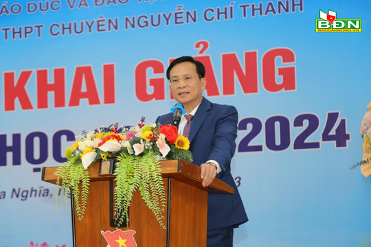 Chủ tịch UBND tỉnh Đắk Nông Hồ Văn Mười dự khai giảng tại Trường THPT Chuyên Nguyễn Chí Thanh