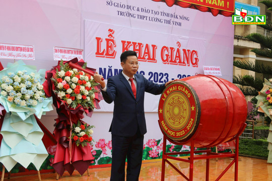 Đồng chí Lưu Văn Trung dự khai giảng tại xã biên giới Thuận Hạnh