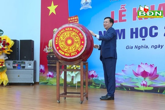 Đồng chí Hồ Văn Mười dự Lễ khai giảng tại Trường THPT chuyên Nguyễn Chí Thanh