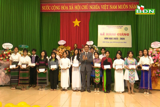 Đồng chí Ngô Thanh Danh dự khai giảng ở Gia Nghĩa