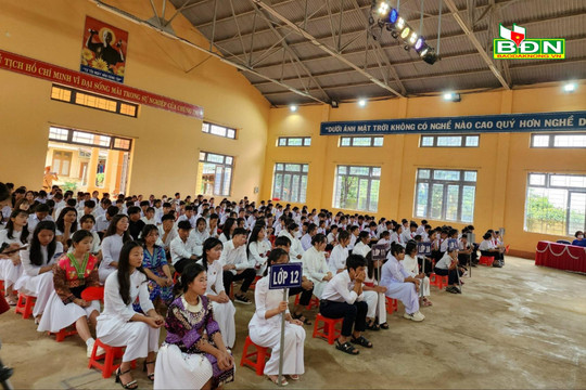 Sáng 5/9, khoảng … học sinh các bậc trên địa bàn huyện Đắk Glong nô nức đến trường để khai giảng năm học mới 2023-2024.