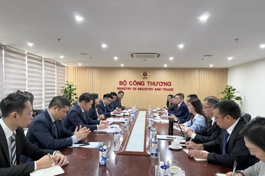 Thứ trưởng Phan Thị Thắng tiếp, làm việc với Phó Chủ nhiệm Uỷ ban Thường vụ Đại hội ĐBND tỉnh Chiết Giang