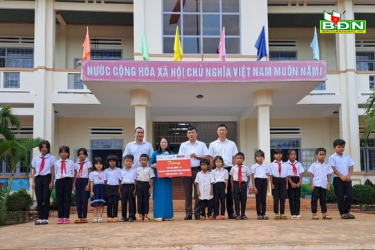 “Cùng em tới trường” tặng quà trị giá gần 350 triệu đồng cho học sinh ở Đắk Mil