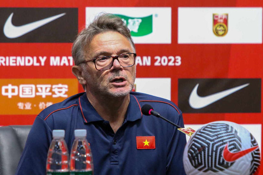 HLV Troussier: Thua Hàn Quốc 0-6 tốt hơn thắng Palestine