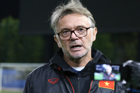 HLV Troussier kém may mắn, tuyển Việt Nam vừa thiếu vừa yếu