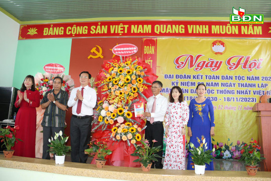 Đồng chí Hồ Văn Mười vui Ngày hội Đại đoàn kết dân tộc tại huyện Krông Nô