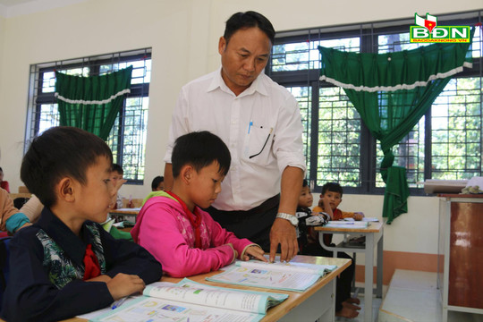 Thầy giáo người Mông hơn 15 năm “đi tìm học sinh" nơi vùng sâu Đắk Nông