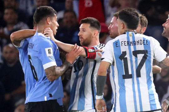 Messi nổi giận, bóp cổ đối thủ trong trận thua của Argentina
