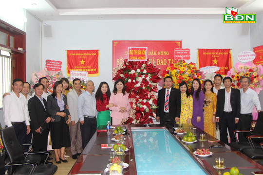 Phó Chủ tịch UBND tỉnh Tôn Thị Ngọc Hạnh tặng hoa, chúc mừng Sở GD-ĐT nhân kỷ niệm Ngày Nhà giáo Việt Nam