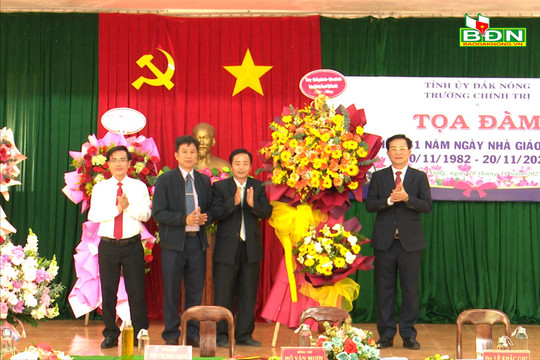 Đồng chí Hồ Văn Mười chúc mừng Trường Chính trị tỉnh Đắk Nông nhân Ngày Nhà giáo Việt Nam 20/11