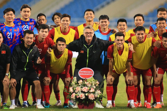 Đội tuyển Việt Nam tri ân HLV Troussier ngày nhà giáo 20/11