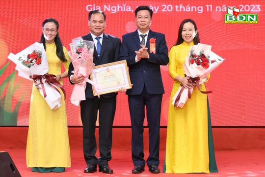 Trường THPT chuyên NGuyễn Chí Thanh kỷ niệm 41 năm Ngày Nhà giáo Việt Nam và 10 năm thành lập trường